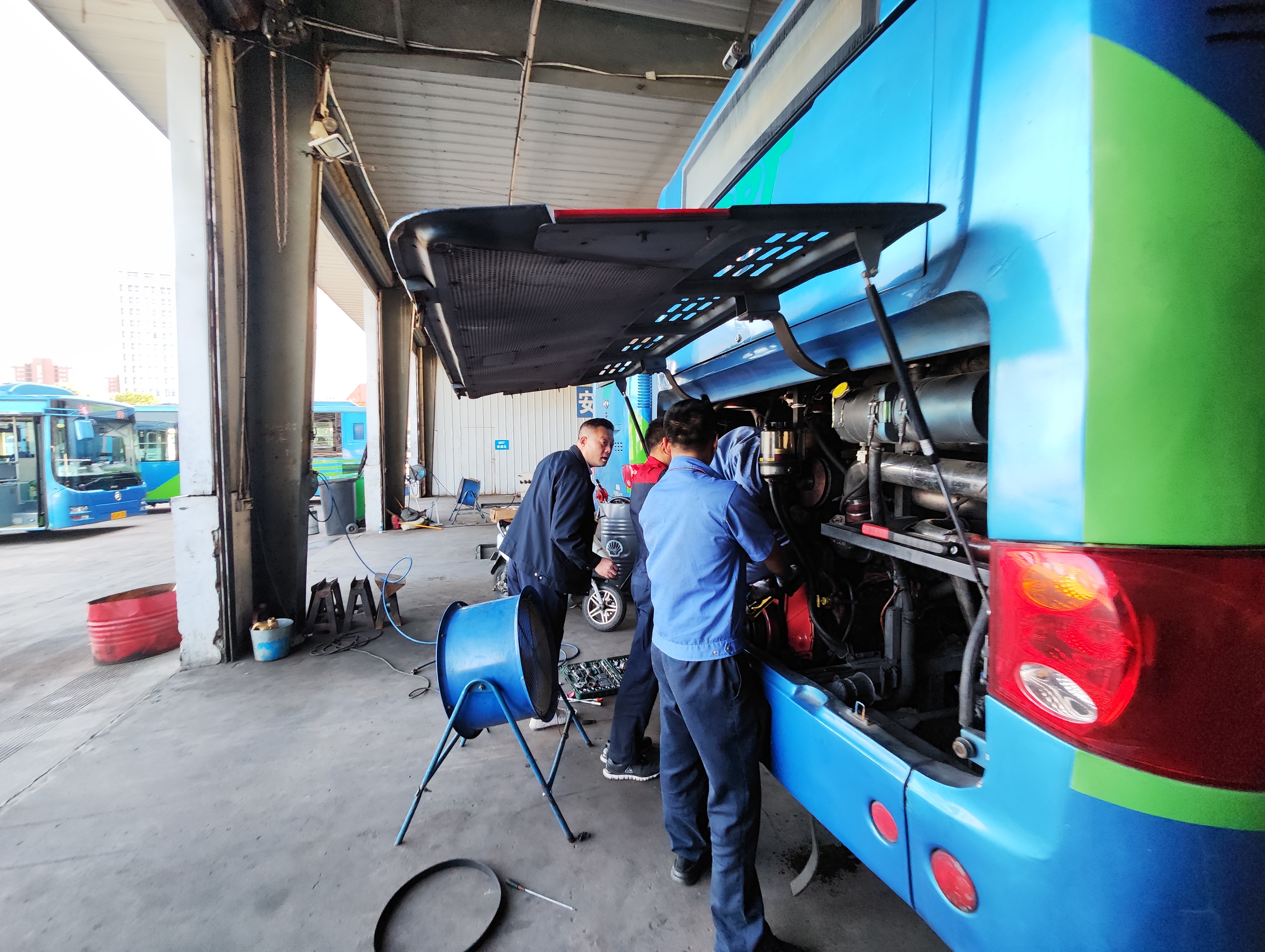 快速公交事業部開展國慶節前車輛例保工作