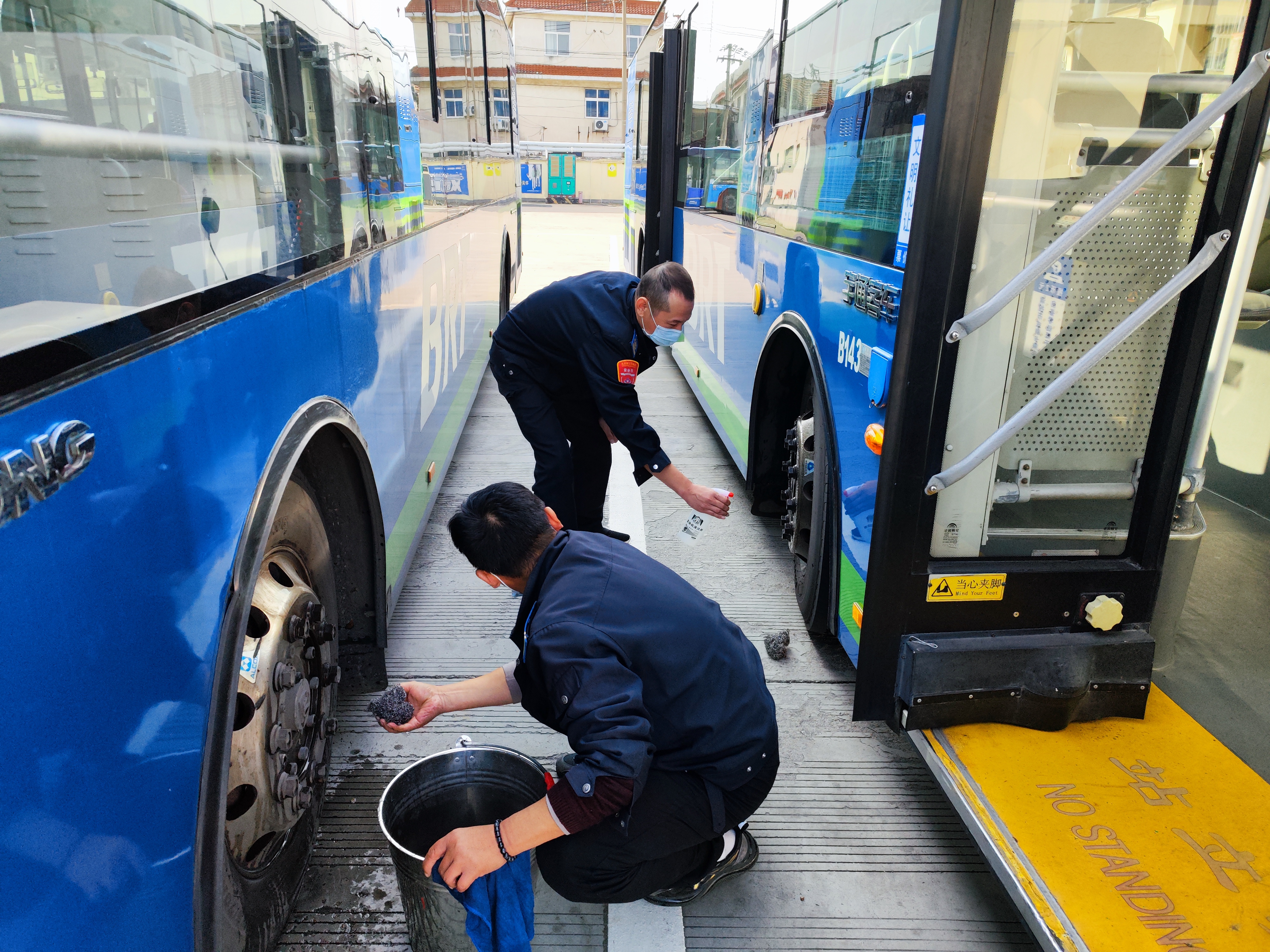 公交集團快速公交事業(yè)部開展車輛衛(wèi)生大檢查迎接創(chuàng)文復檢