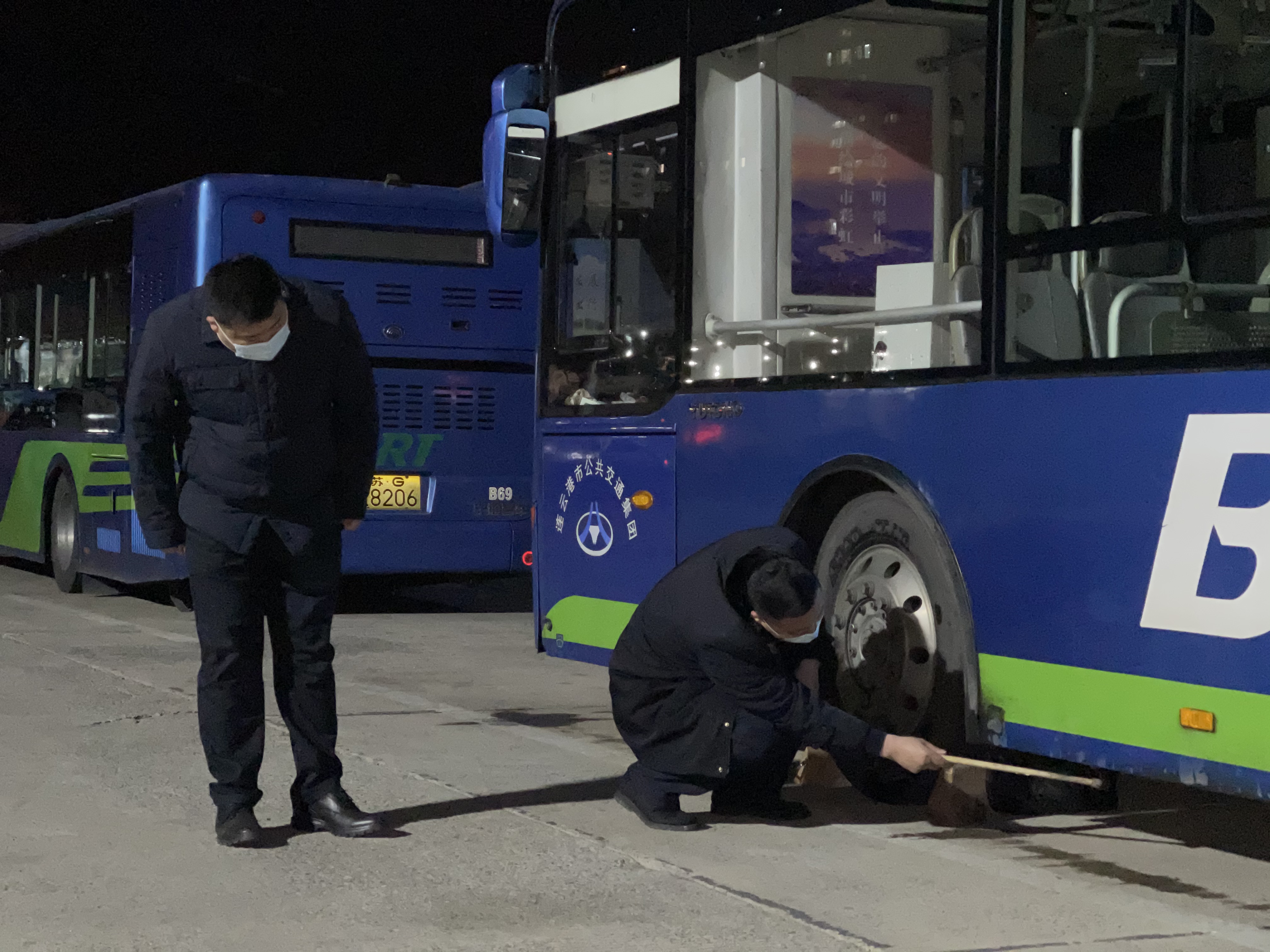 公交集團快速公交事業部在寒潮來臨前排查車輛隱患