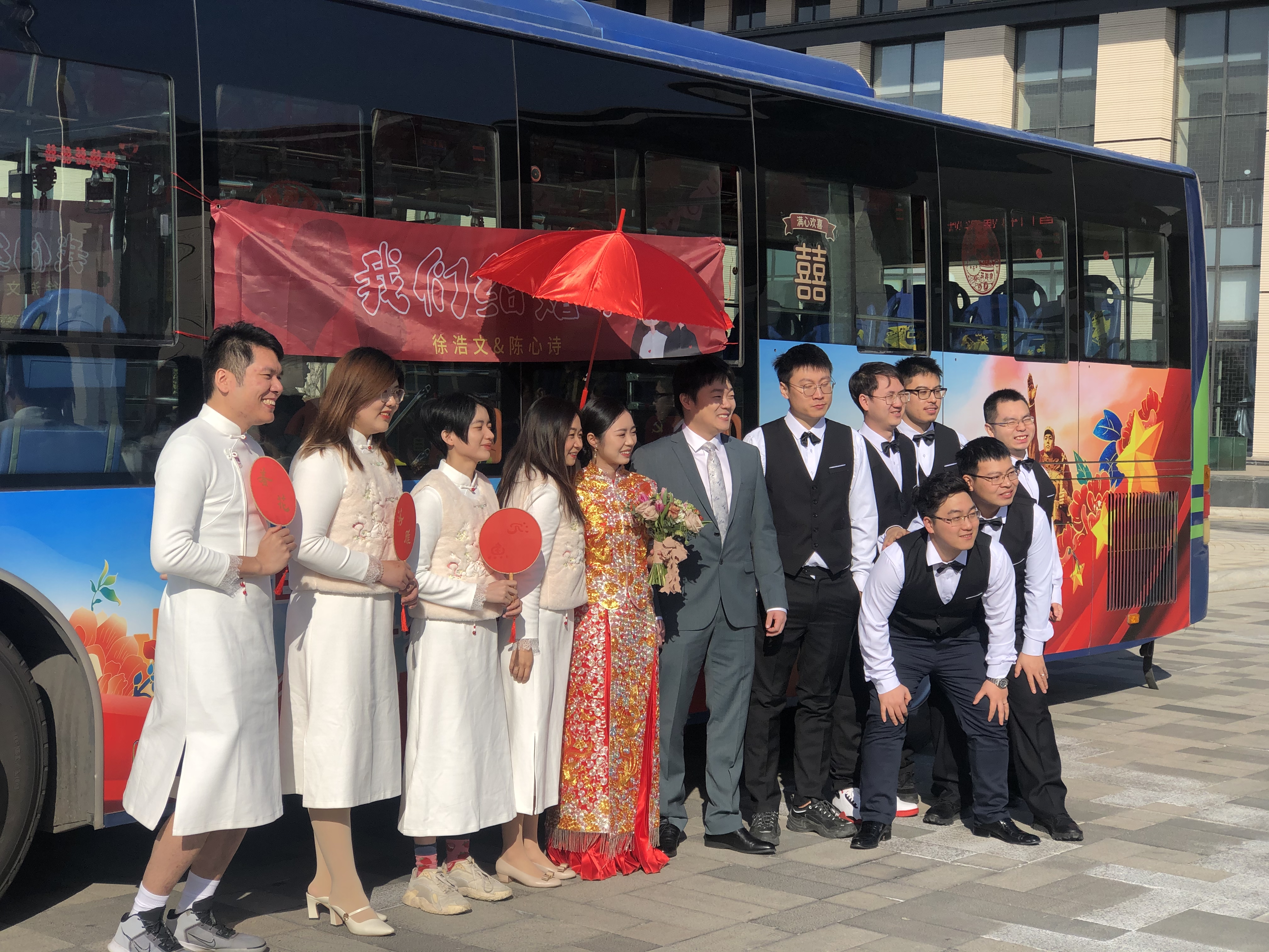 “我們結婚啦”，公交變“婚車”，黨建車廂見證新人的幸福時刻