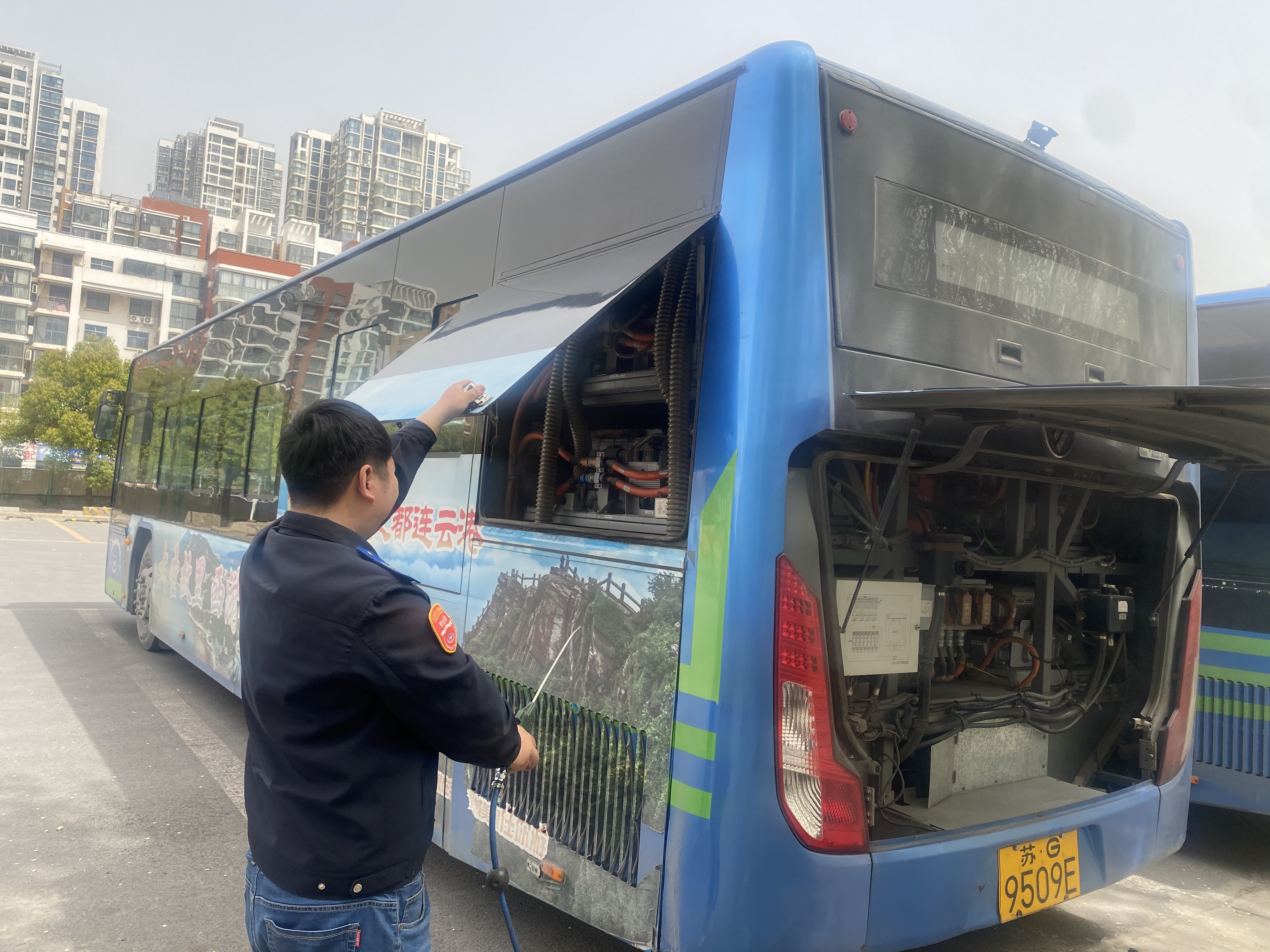 公交集團公交事業二部開展電池艙楊柳絮及揚塵清理工作