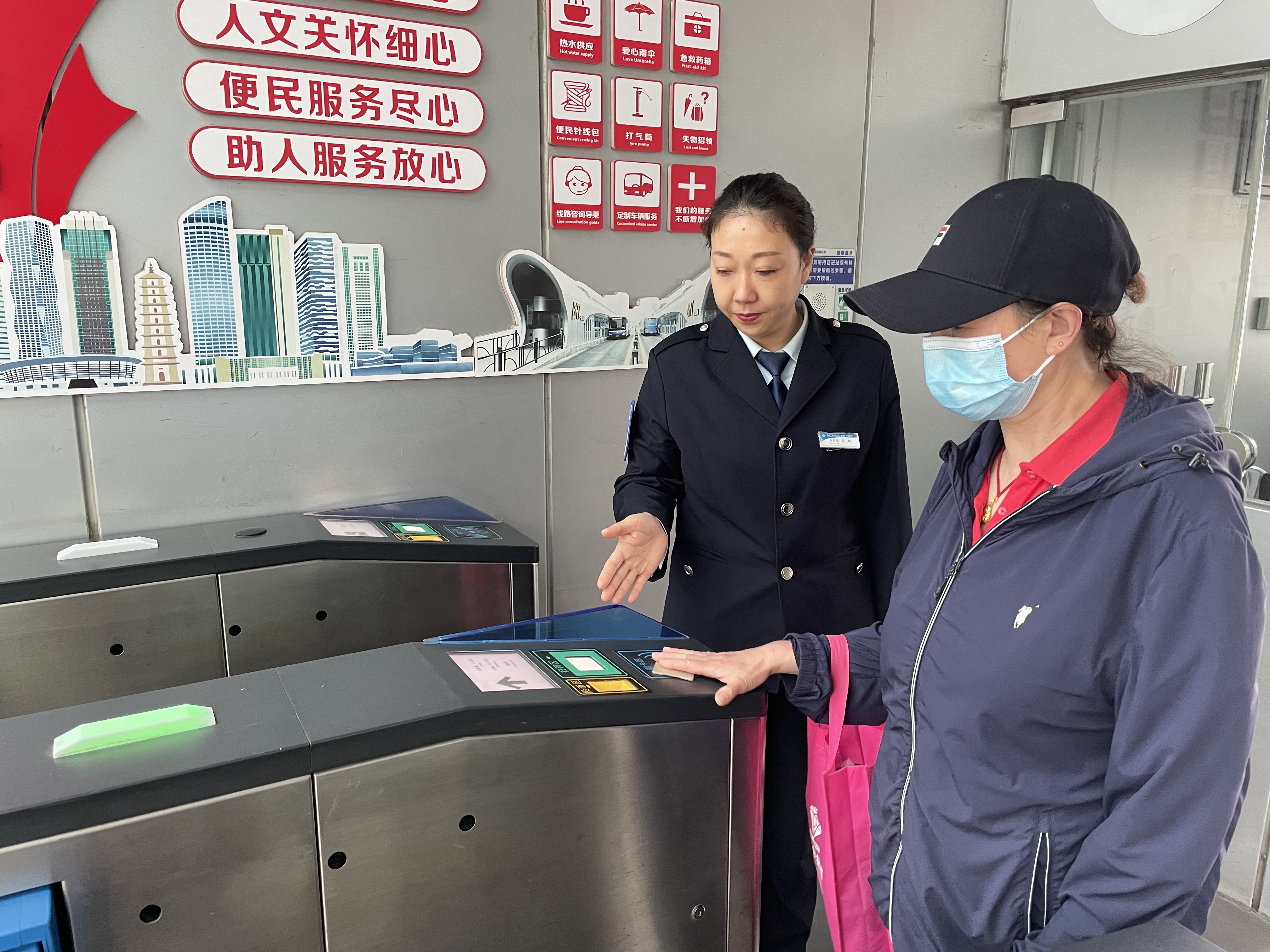 耐心陪伴，助迷路老人回家