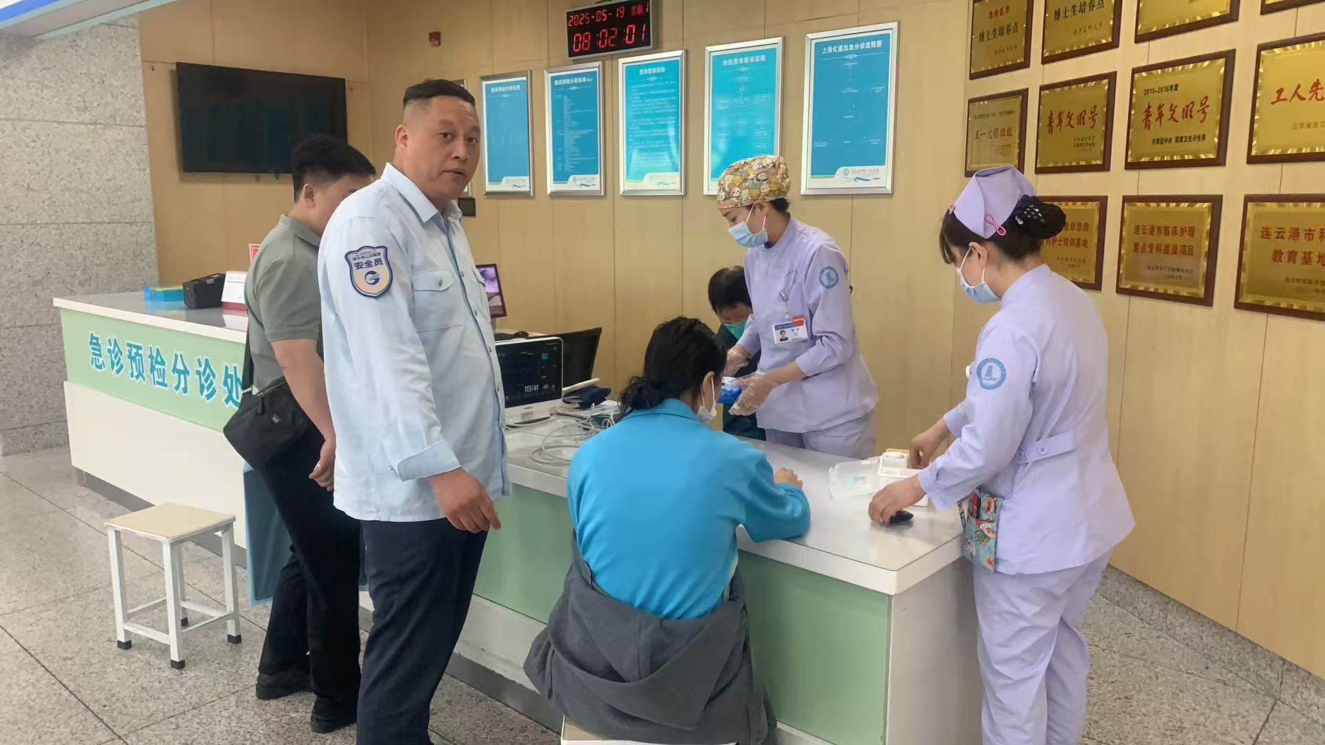 學生突發暈厥，公交集團快速公交公司B12線 駕駛員王海平緊急救助