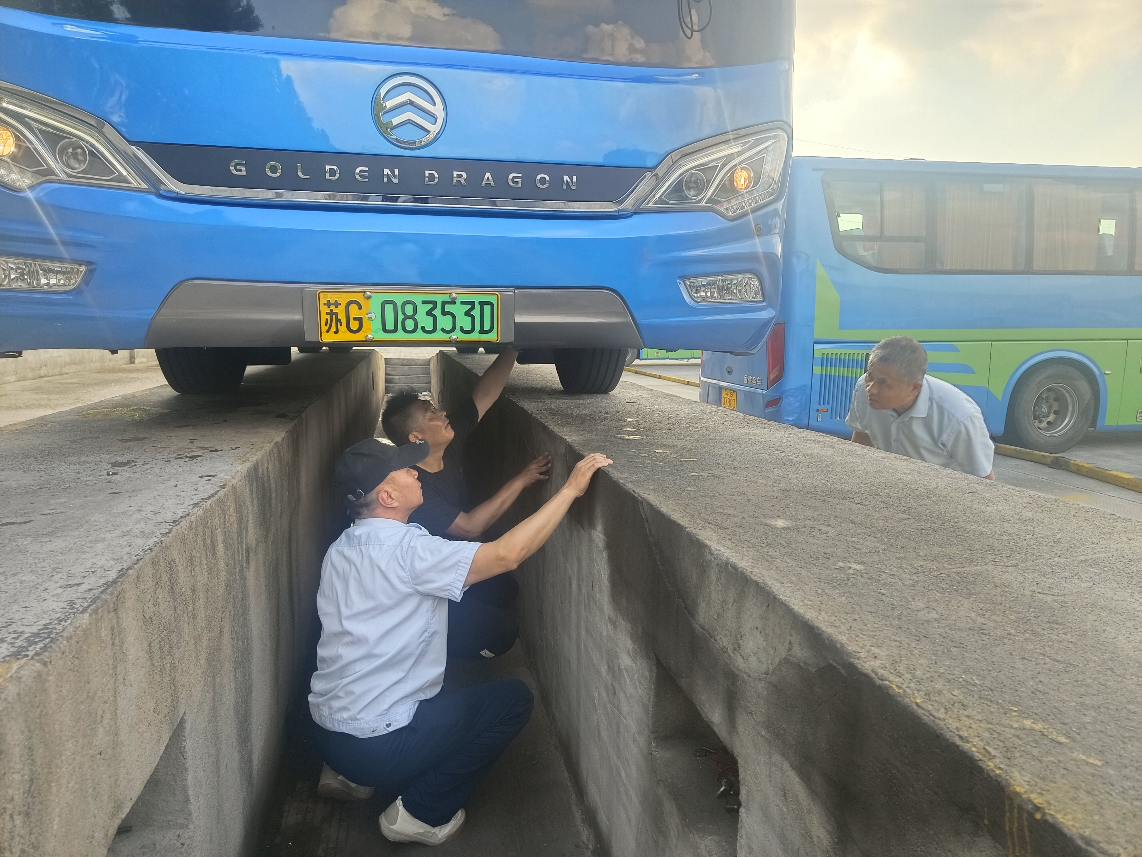 佳連公交公司開展機務例保檢查，全面保障車輛安全運行