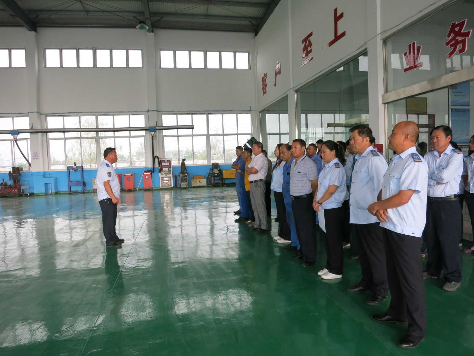 公交集團(tuán)汽服公司積極宣傳 營造文明城市創(chuàng)建氛圍