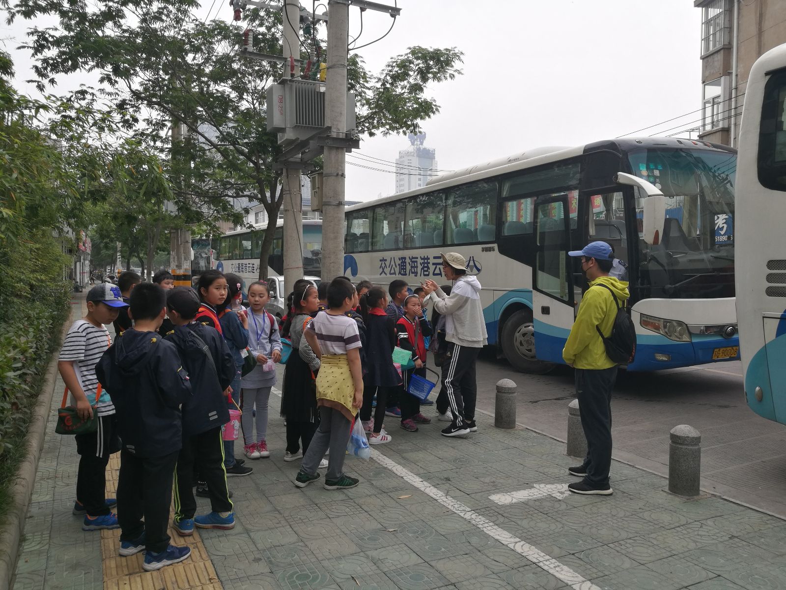 公交集團佳連公司圓滿完成蒼梧晚報小記者觀光采摘運輸工作