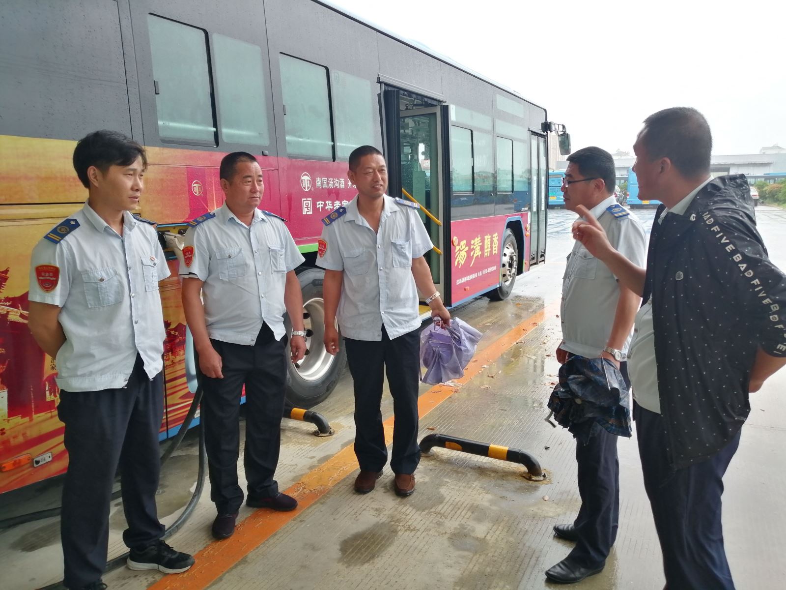 公交集團(tuán)公交事業(yè)一部啟動應(yīng)急預(yù)案應(yīng)對暴雨天氣