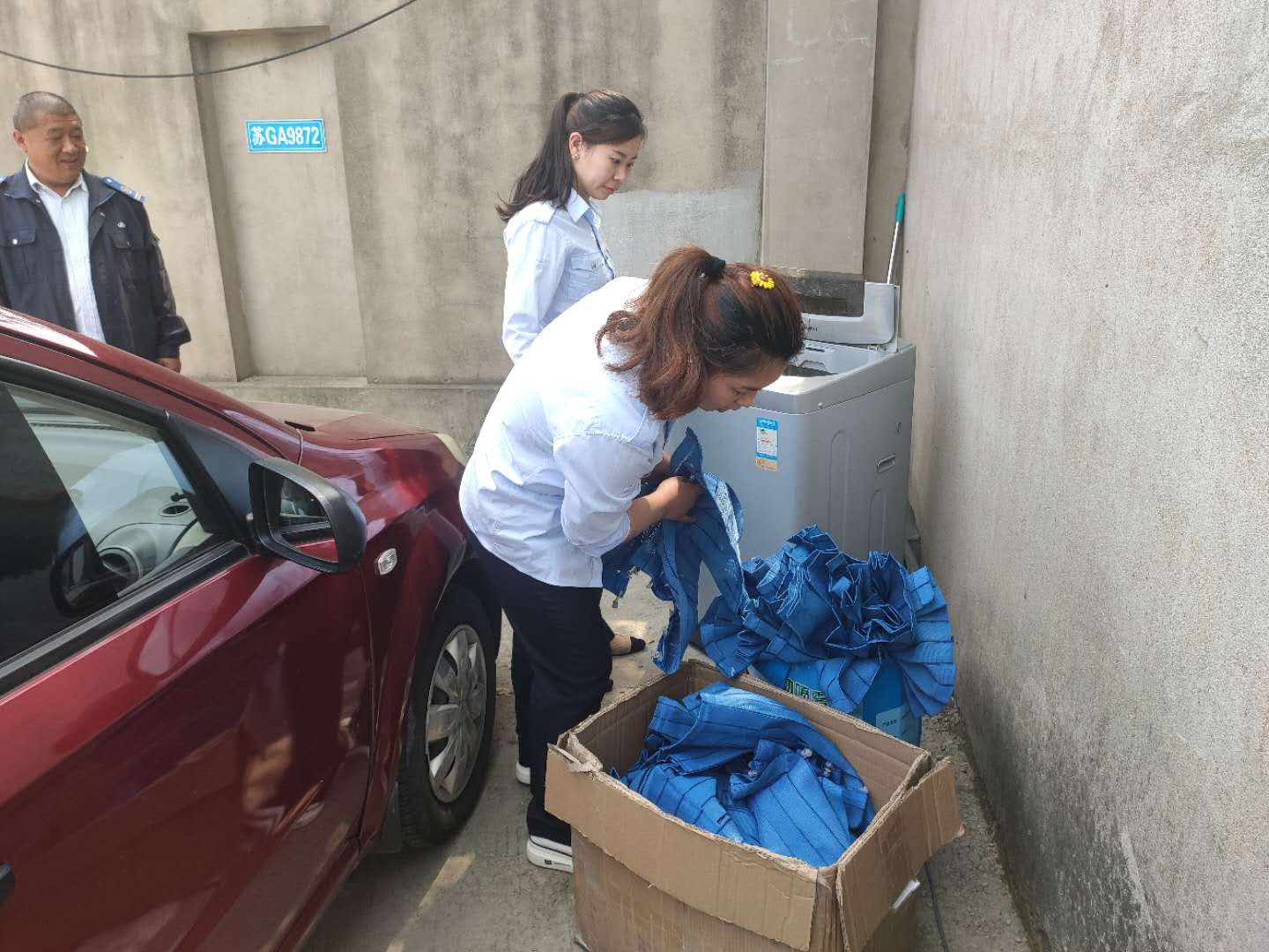 經(jīng)營(yíng)發(fā)展事業(yè)部清洗窗簾  營(yíng)造清涼舒適車廂氛圍