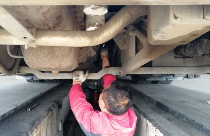 公交集團快速公司開展車輛集中換油保養工作