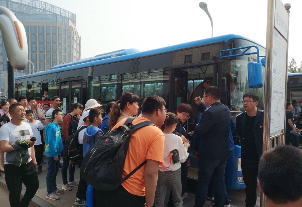 公交集團東部公司積極做好“五一”小長假客流督導工作