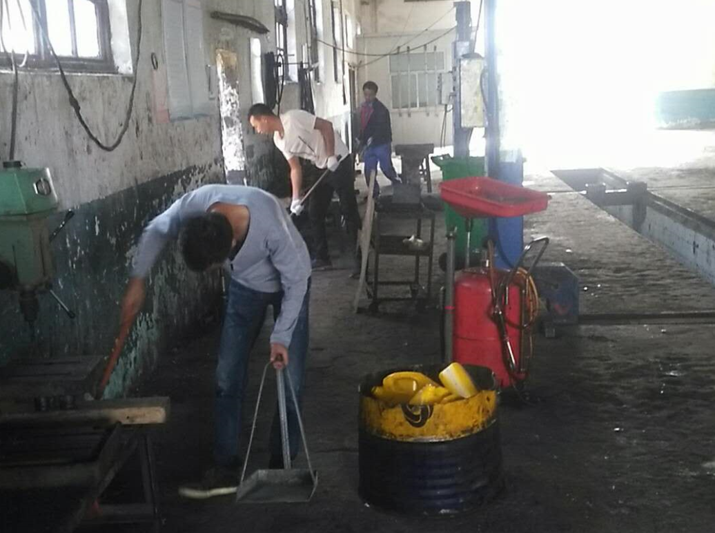 公交集團汽服公司開展雙節(jié)前環(huán)境衛(wèi)生整治工作