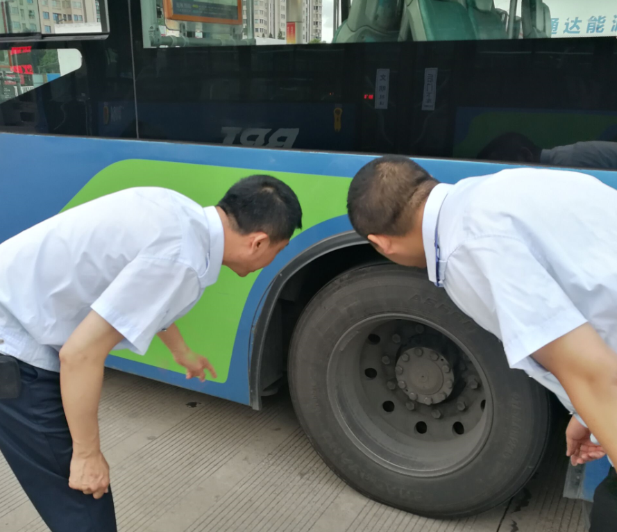 公交集團(tuán)快速公司開展車輛專項(xiàng)檢查工作