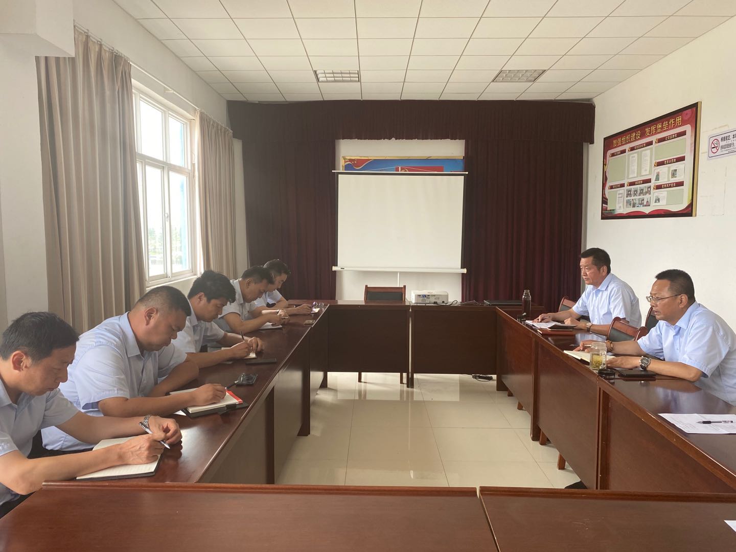 機(jī)務(wù)技術(shù)事業(yè)部召開安全例會