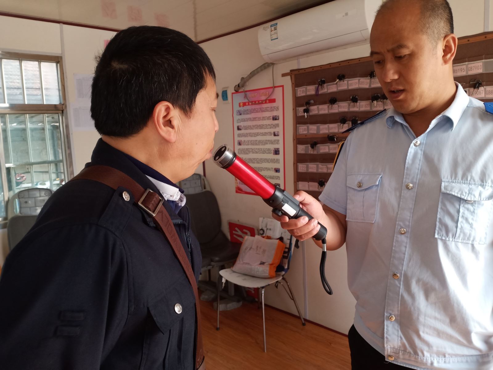 公交集團(tuán)公交事業(yè)一部做好駕駛員酒精測(cè)試嚴(yán)把安全關(guān)