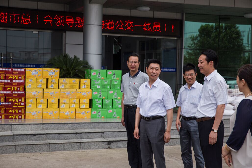 市總工會(huì)領(lǐng)導(dǎo)看望慰問(wèn)海通公交一線員工