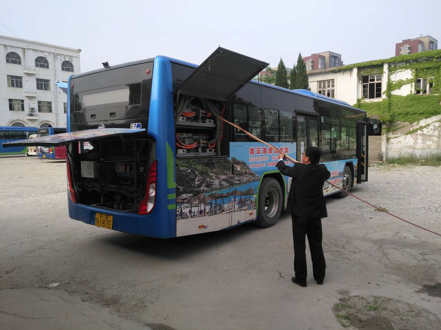 公交集團(tuán)公交事業(yè)一部積極落實楊、柳絮清理工作