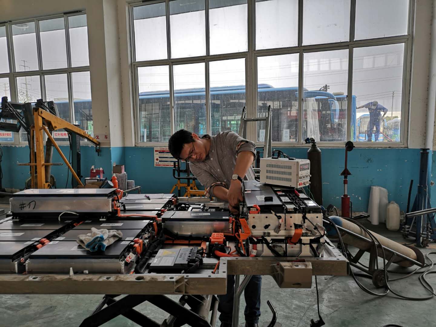 公交集團機務技術事業部拓展新能源維修市場