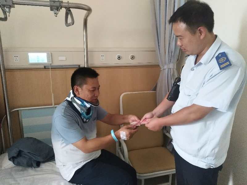 公交集團(tuán)海通公交公司慰問(wèn)生病職工  關(guān)懷溫暖人心