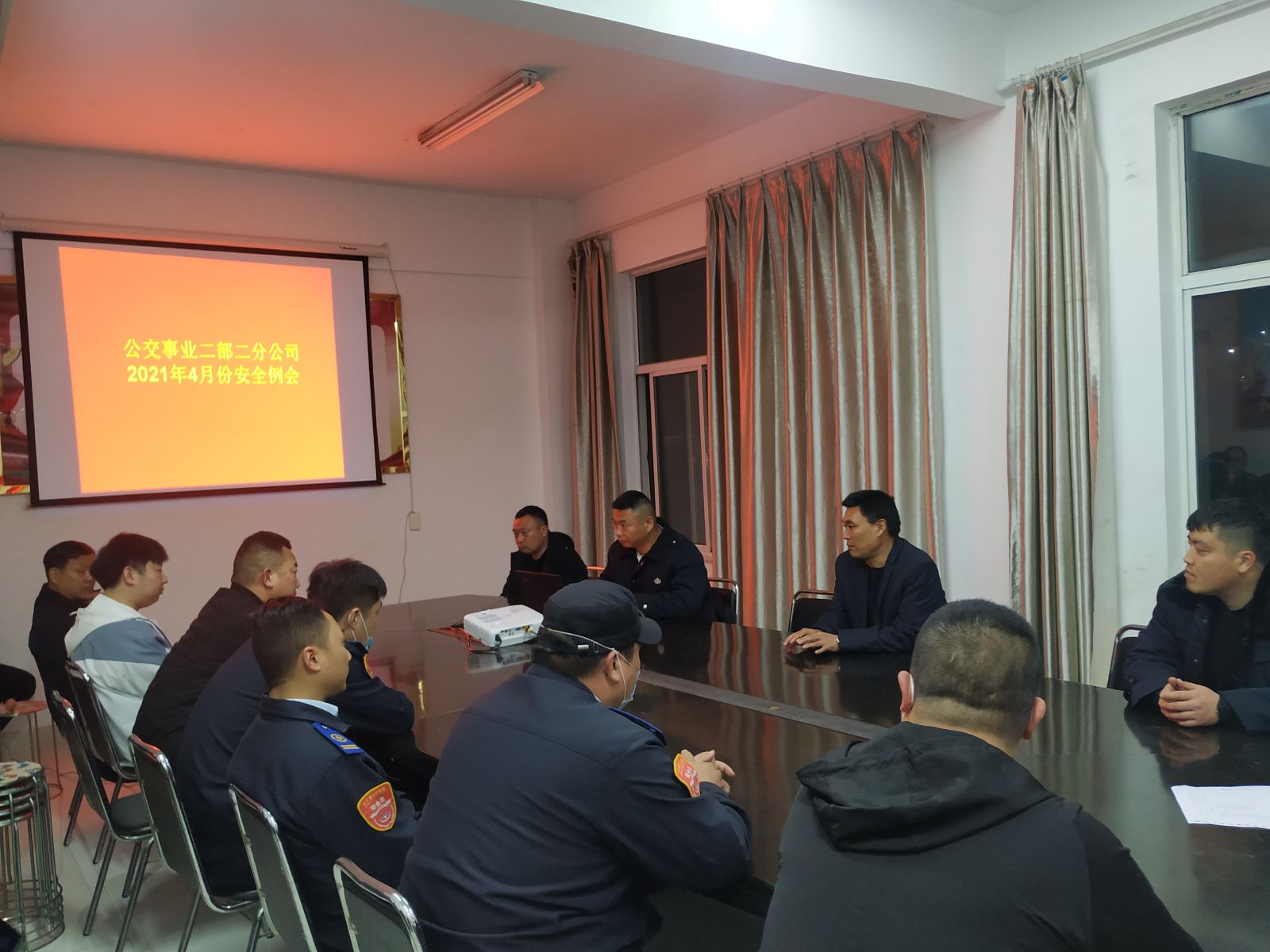 公交集團(tuán)公交事業(yè)二部召開駕駛員安全會