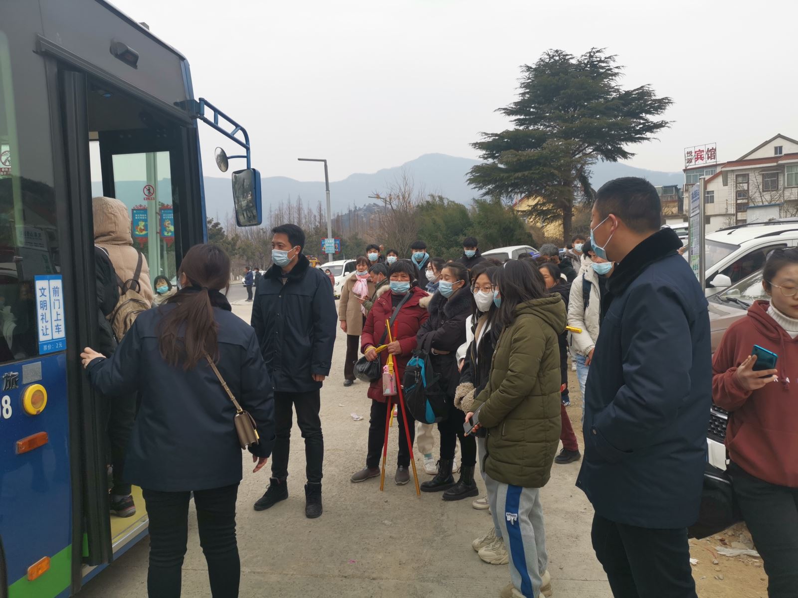 公交集團快速公交事業(yè)部多措并舉 有序疏導(dǎo)花果山景區(qū)客流