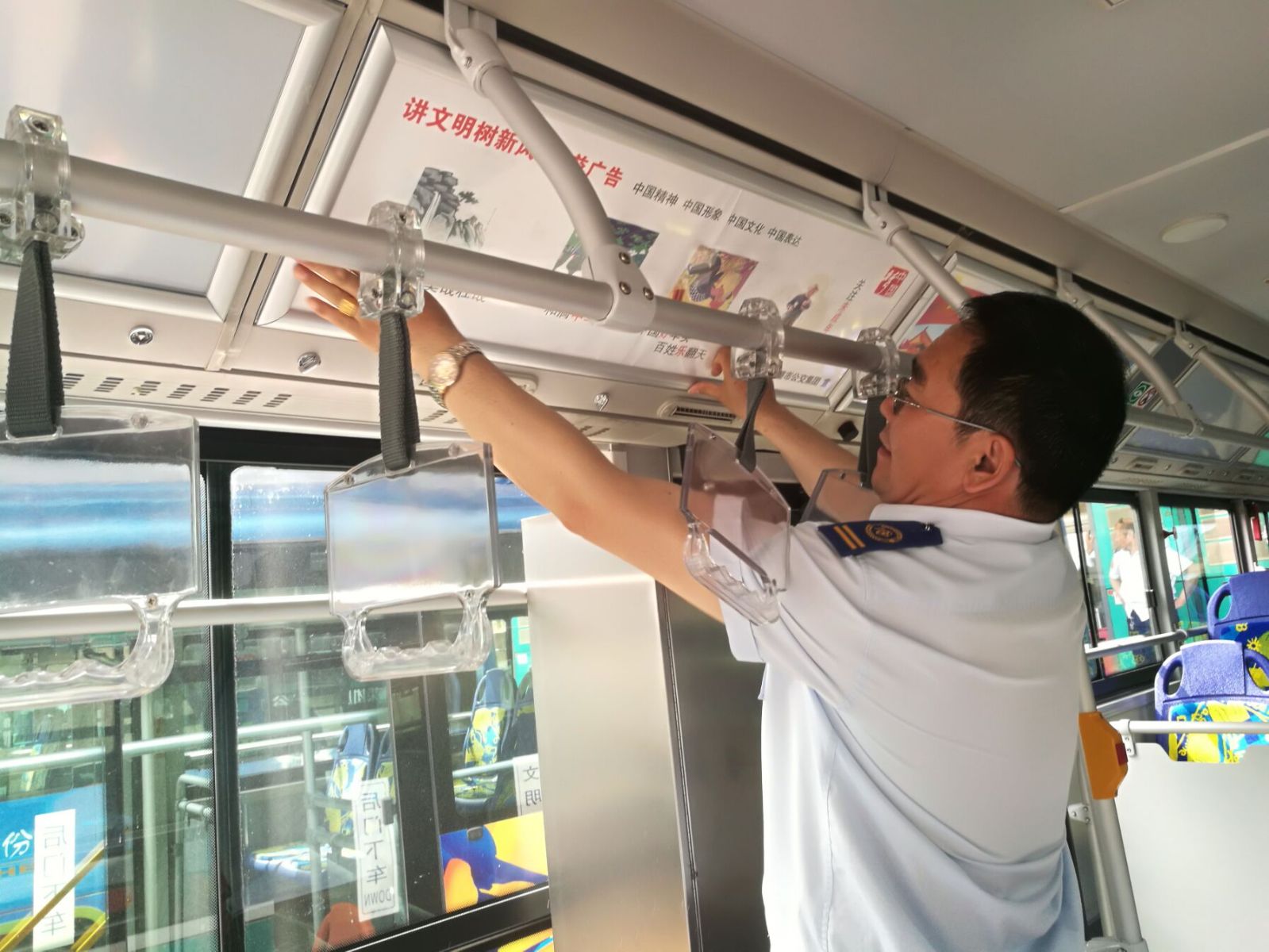 公交集團海通公交公司更換車廂宣傳標語 營造創文氛圍