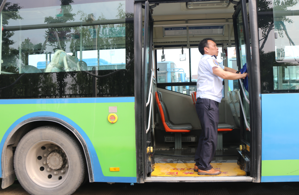公交集團(tuán)快速公司清洗B1K車(chē)輛為創(chuàng)建文明城市助力