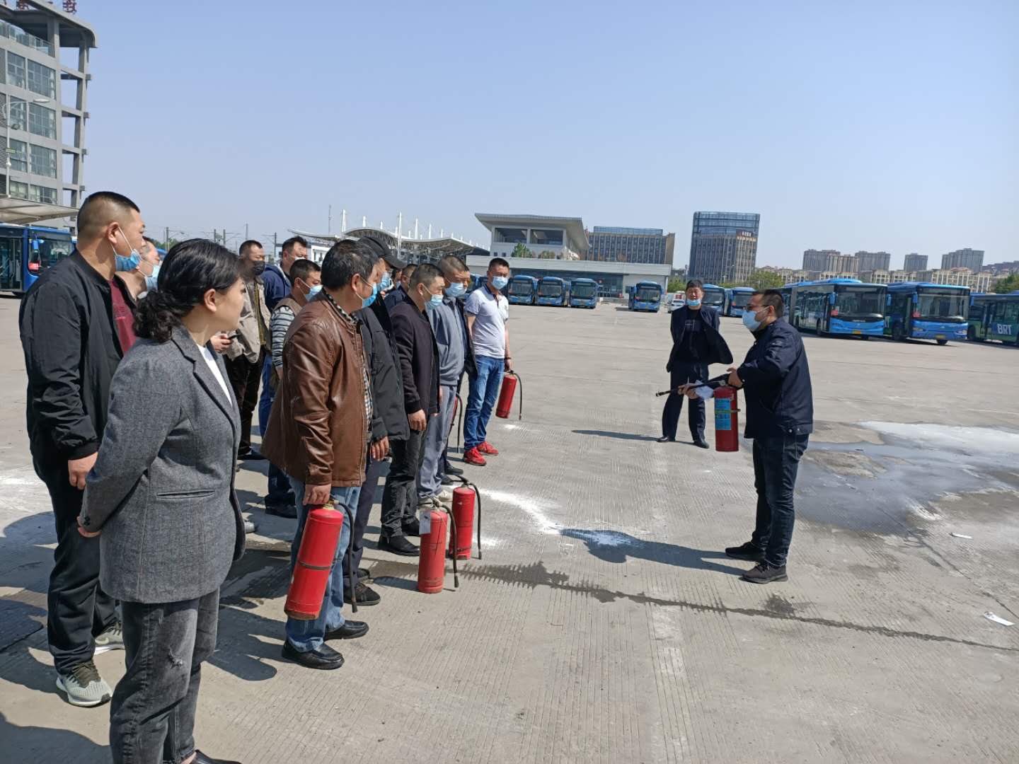 快速公交事業(yè)部東城分公司開展駕駛員消防滅火實(shí)戰(zhàn)演練，全力保障乘客出行安全