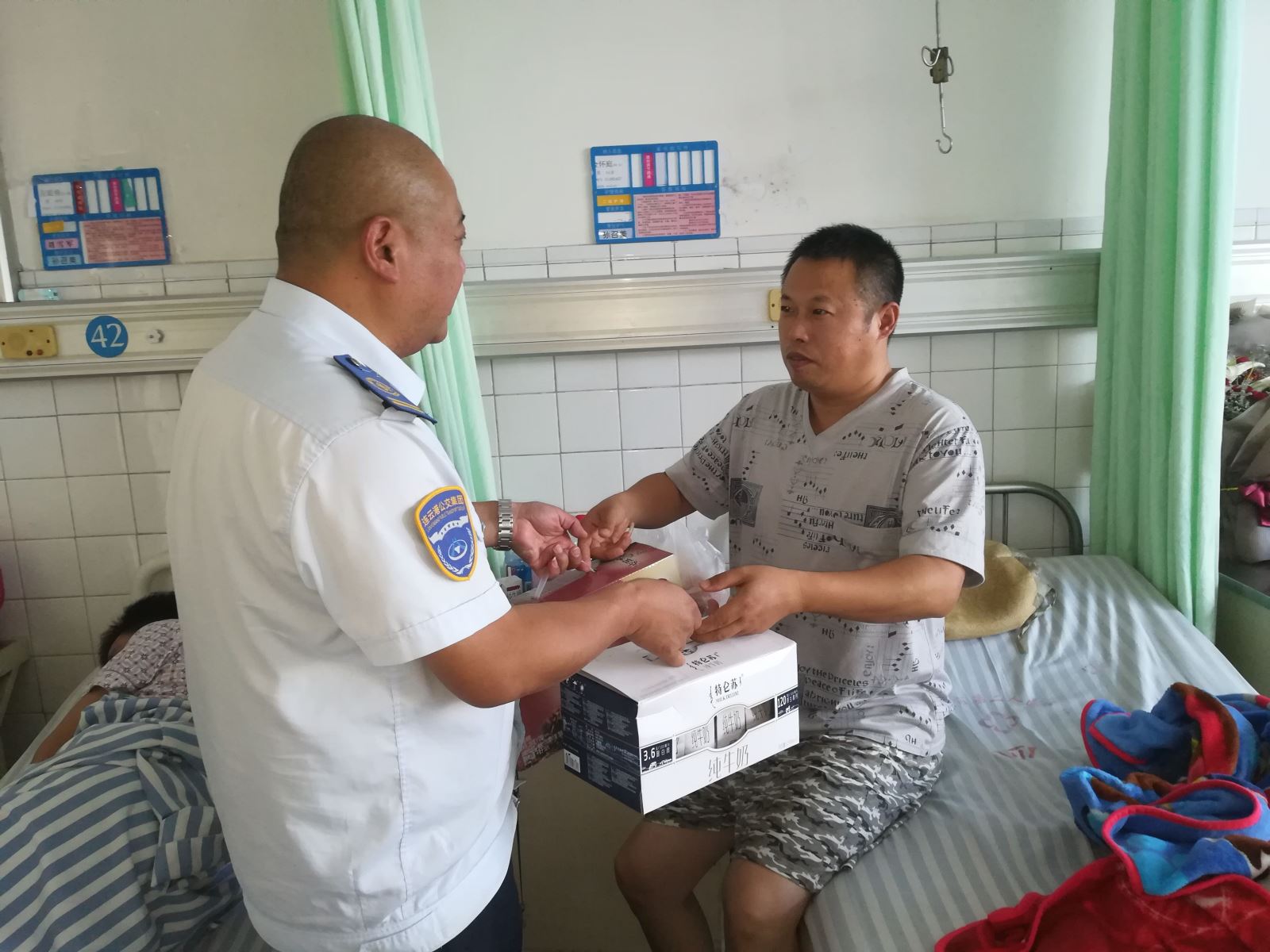 公交集團(tuán)海通公交公司慰問(wèn)住院駕駛員暖人心