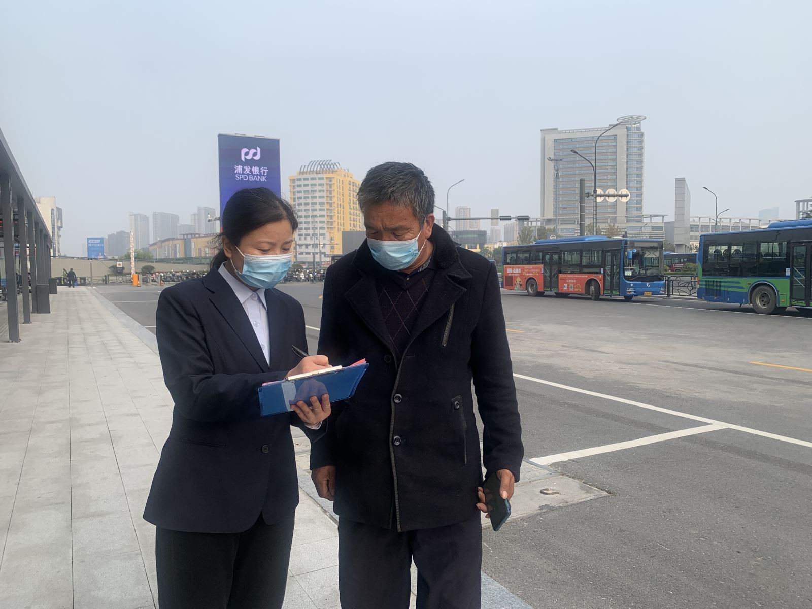 公交集團(tuán)紀(jì)委充分發(fā)揮監(jiān)督保障執(zhí)行作用開展公交服務(wù)滿意度調(diào)查問卷活動(dòng)