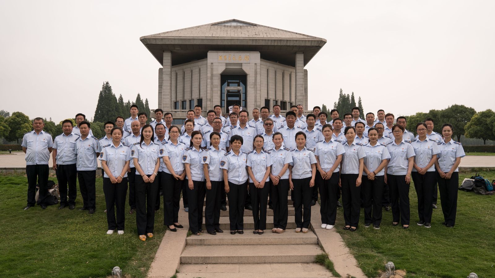 公交集團(tuán)組織開展黨員干部到周恩來紀(jì)念館參觀學(xué)習(xí)活動