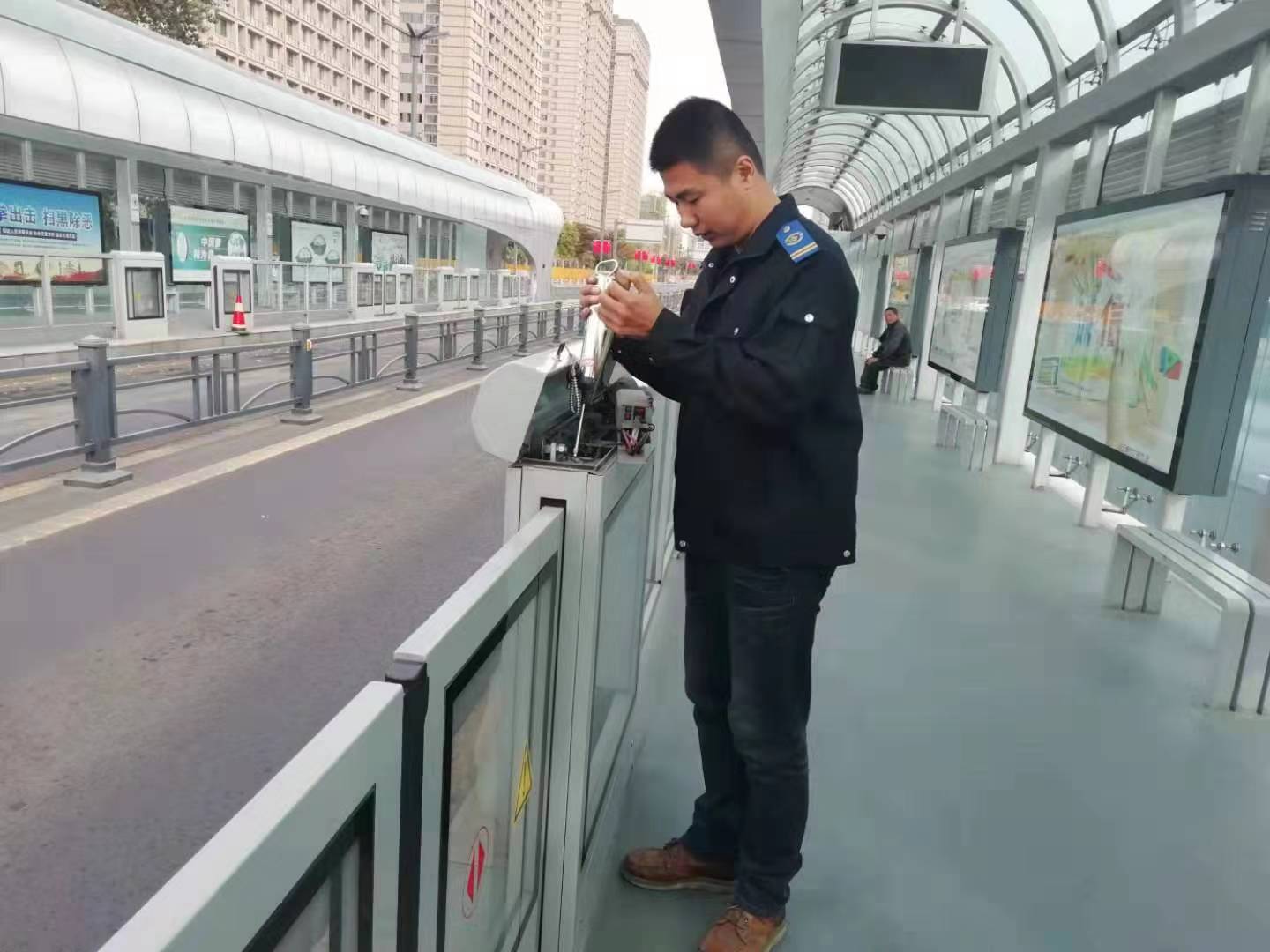 公交集團快速公交事業部開展站臺安全門保養工作