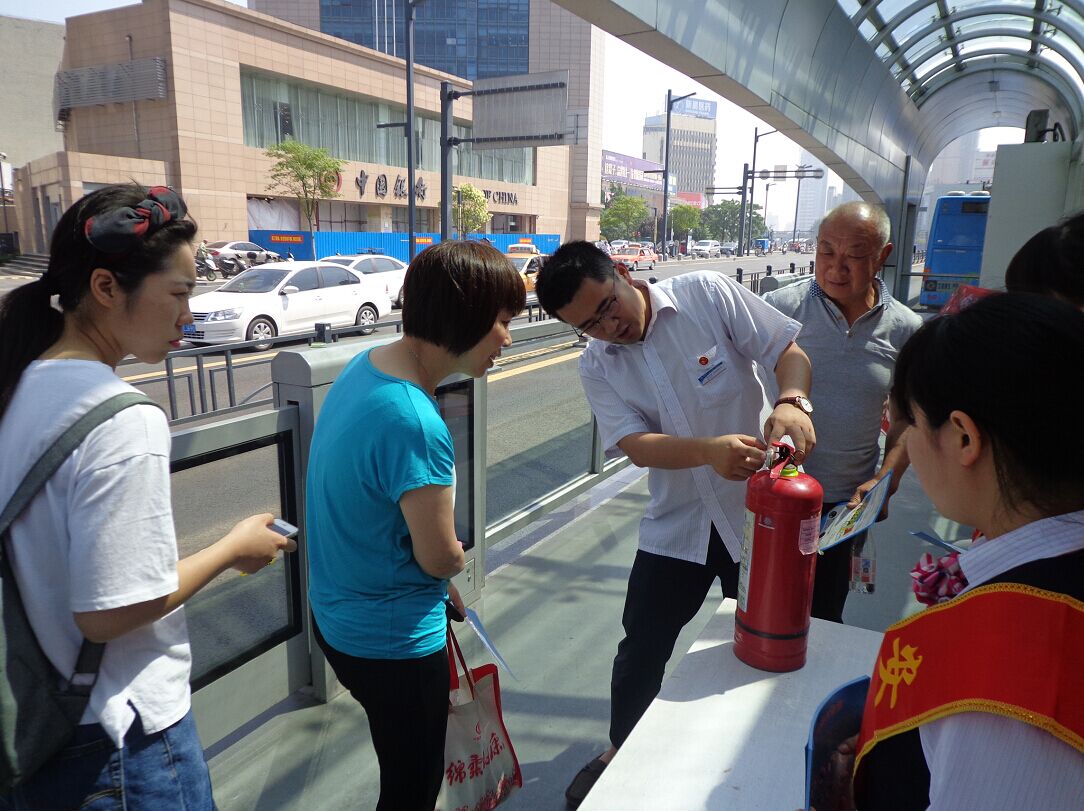 公交快速公司圓滿完成“安全咨詢(xún)?nèi)铡被顒?dòng)