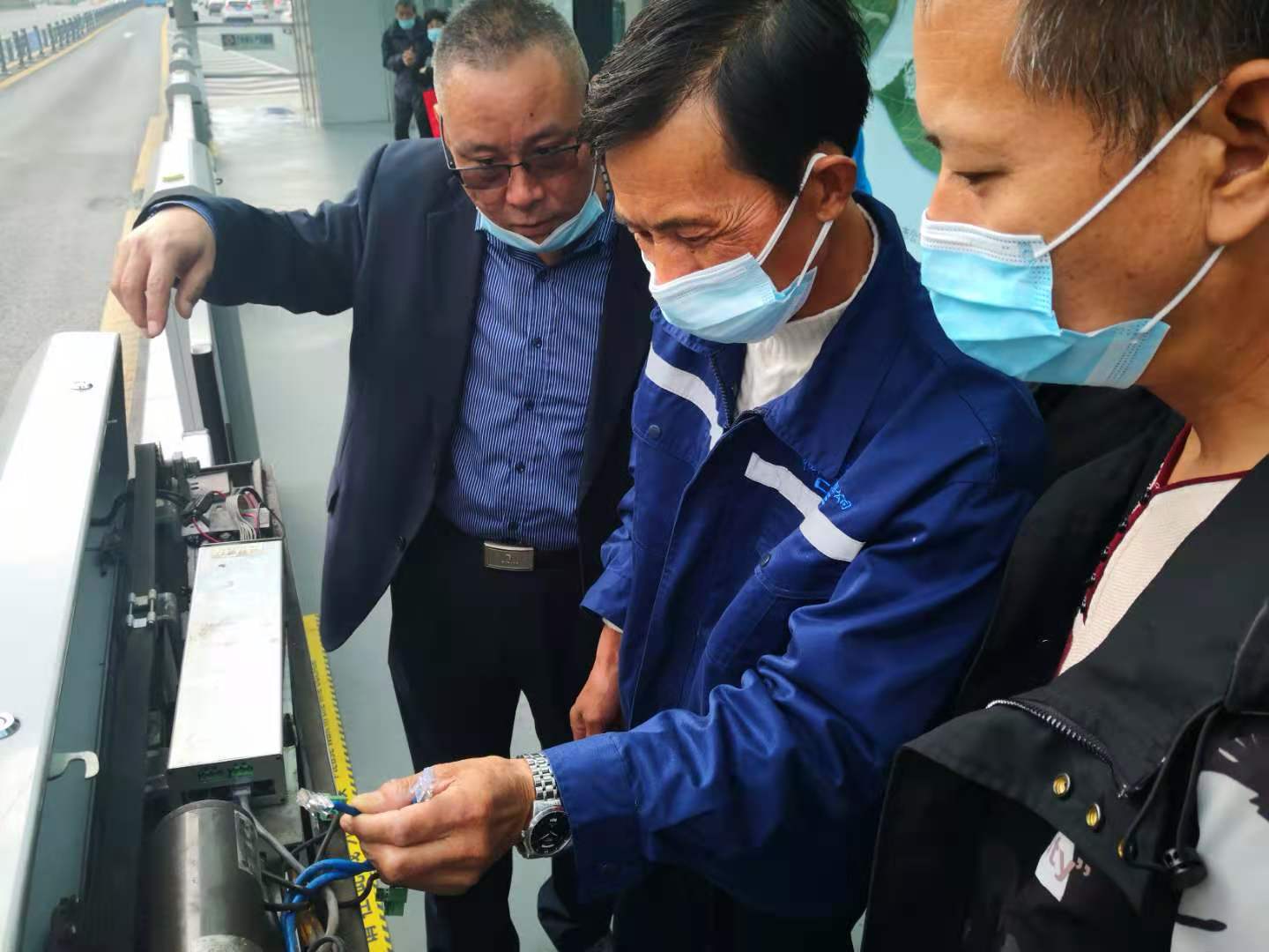 快速公交事業(yè)部對(duì)站臺(tái)進(jìn)行維護(hù)保障乘客安全出行