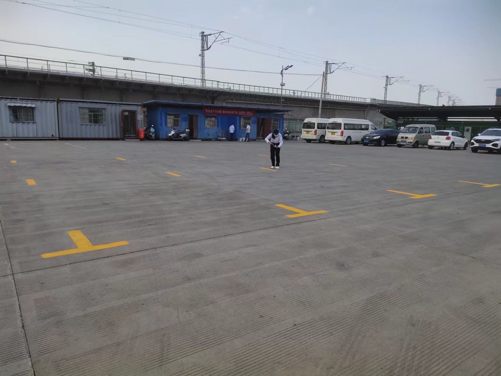 經(jīng)營發(fā)展事業(yè)部施劃場站停車標(biāo)識線 助力創(chuàng)文工作