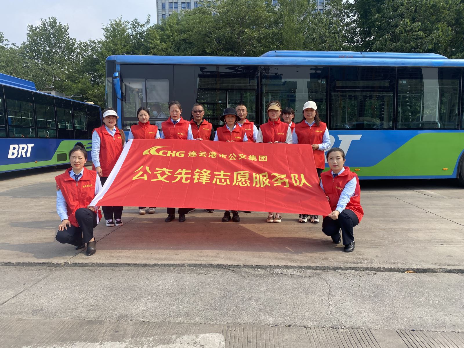 快速公交事業(yè)部開展“除草助創(chuàng)文， 行動(dòng)亮初心”黨員志愿活動(dòng)