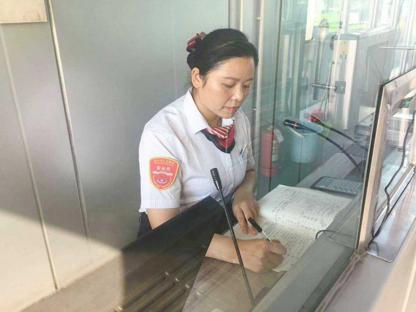 公交集團(tuán)快速公司站務(wù)員愛(ài)崗敬業(yè) 綻放光彩