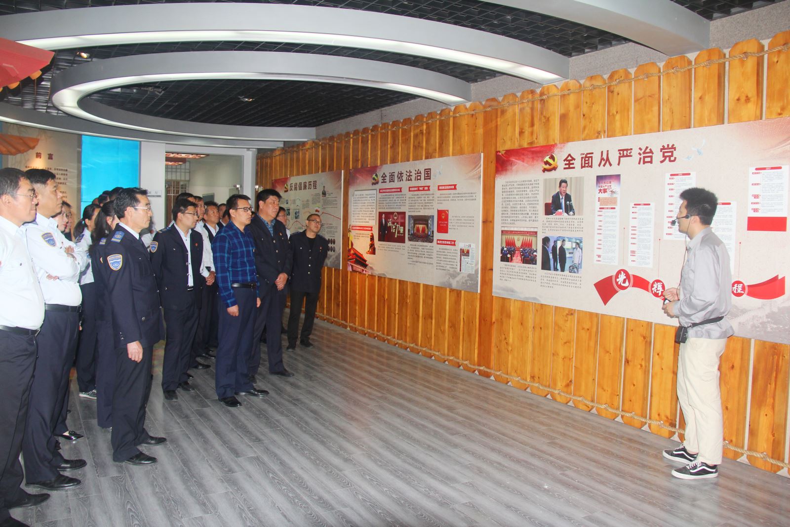 公交集團(tuán)組織黨員干部參觀廉政教育基地