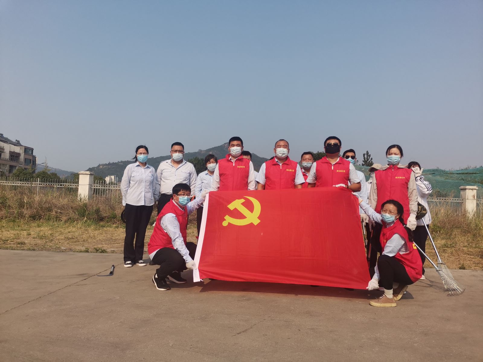 開展義務(wù)除草活動(dòng)，積極推進(jìn)創(chuàng)文工作