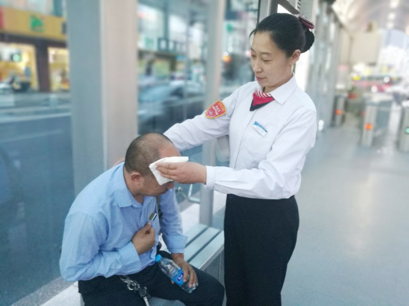 公交集團(tuán)快速公司站務(wù)員熱心幫助生病老人獲稱贊