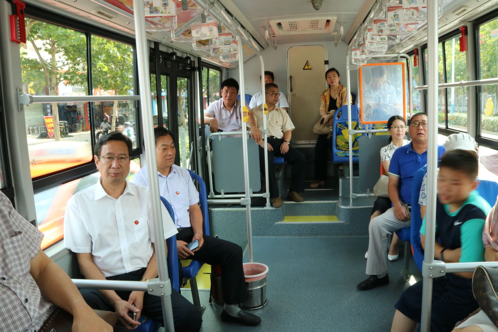 海通公交黨委深入開展“兩學(xué)一做”下基層征求意見活動(dòng)