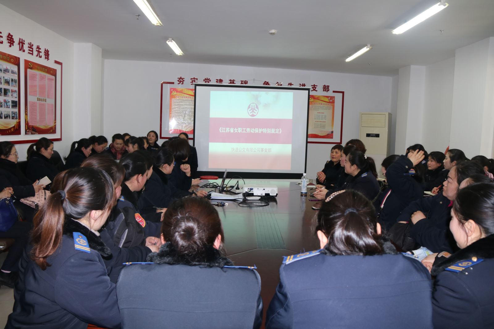 公交集團快速公交事業部開展女職工培訓提高女職工整體素質