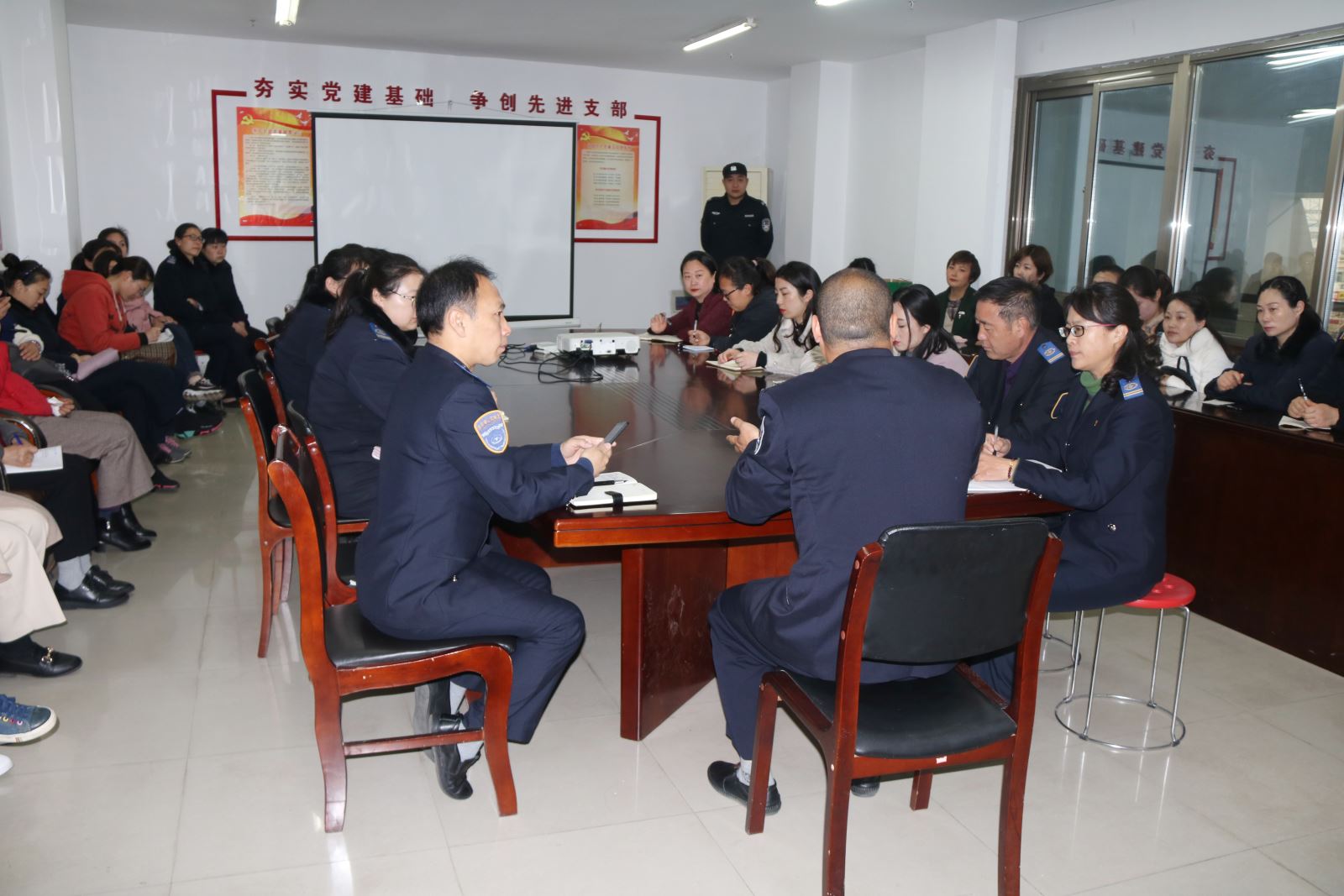 公交集團快速公交事業部開展站務員危險品檢查培訓