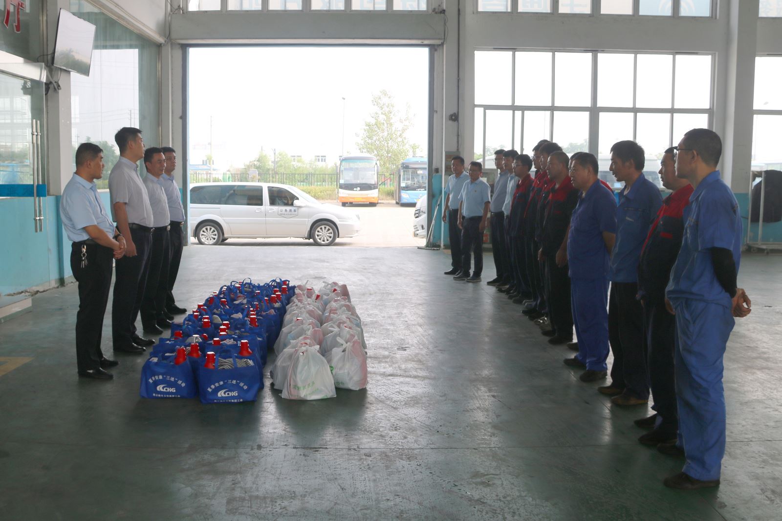 公交集團開展“關愛職工 夏送清涼” 慰問活動