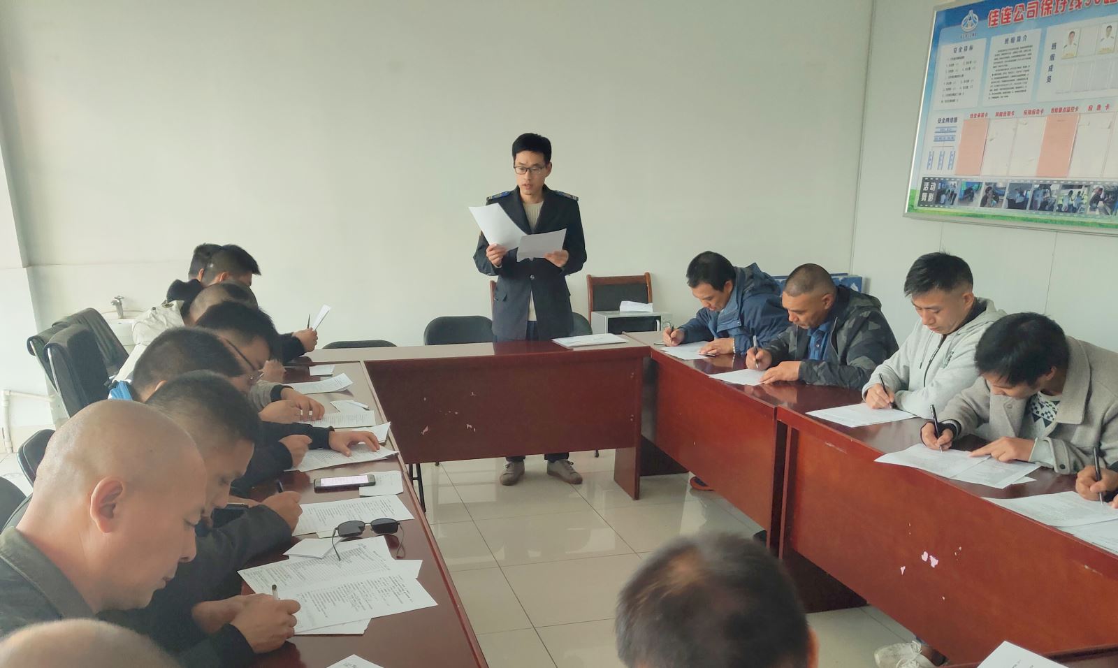 公交集團(tuán)機(jī)務(wù)技術(shù)事業(yè)部對(duì)新進(jìn)駕駛員進(jìn)行崗前機(jī)務(wù)培訓(xùn)